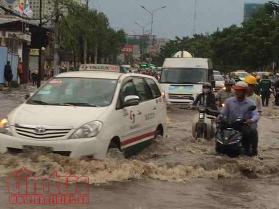 Kỳ họp thứ 9 HĐND TP Hồ Chí Minh: Bàn giải pháp cho vấn nạn kẹt xe, ngập nước ảnh 3